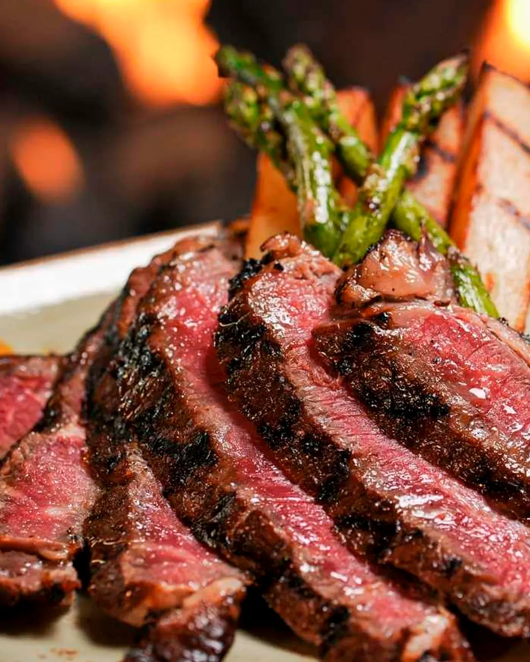 Corte de carne a la parrilla con espárragos